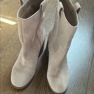 Sole Society Cream Suede Heeled Ankle Boots. Size 8.